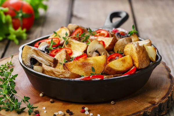 Gebakken aardappelen met champignons in een koekenpan — Stockfoto