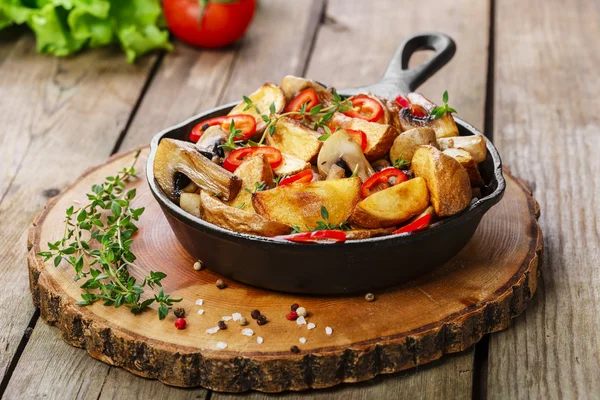 Gebakken aardappelen met champignons in een koekenpan — Stockfoto