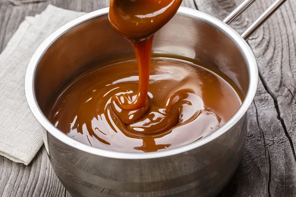 Vloeibare karamel in een pan — Stockfoto
