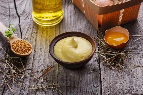 Homemade mayonnaise into a bowl on a wooden surface — Stock Photo, Image