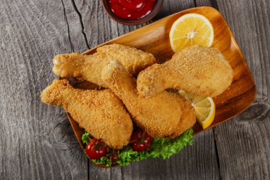 Kızarmış tavuk budu kırıntıları bir ahşap yüzeye