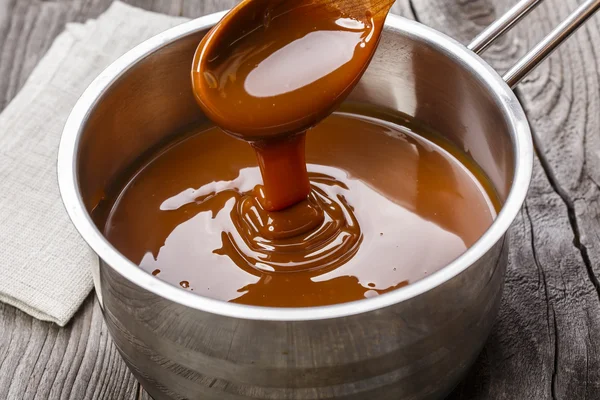 Caramel lichid într-o cratiță — Fotografie, imagine de stoc