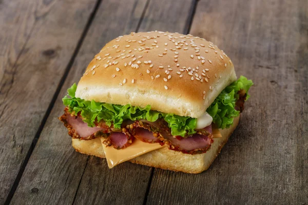 Sanduíche quadrado com presunto e queijo — Fotografia de Stock