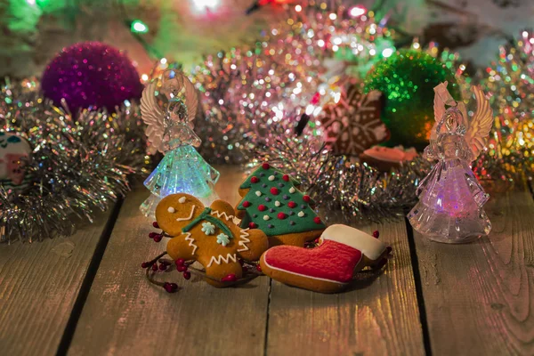 Galletas de jengibre de Navidad en la mesa de Navidad —  Fotos de Stock