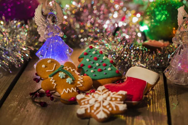 Galletas de jengibre de Navidad en la mesa de Navidad —  Fotos de Stock