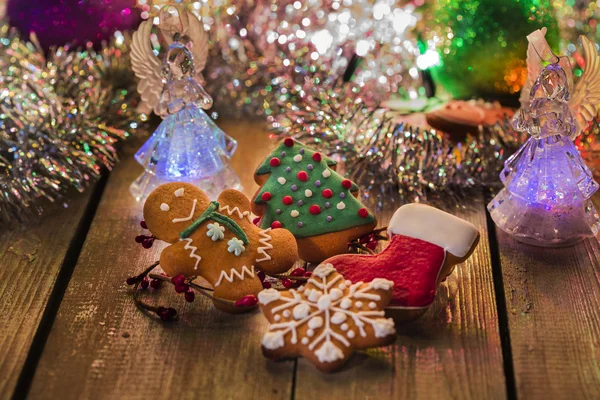 Різдвяне імбирне печиво на різдвяному столі — стокове фото