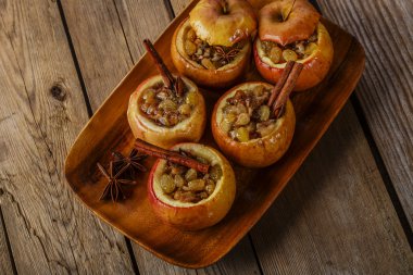 Pişmiş elma tarçın ve kuru üzüm ile