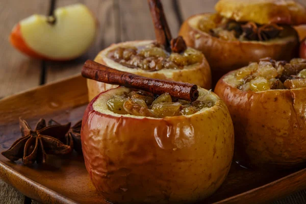 Manzanas al horno con pasas y canela —  Fotos de Stock