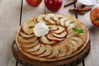 Açık elmalı turta puf böreği dondurma ile