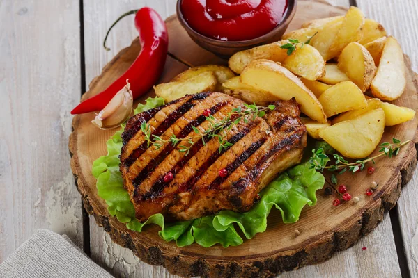 Grilled steak on the bone with potatoes — Stock Photo, Image