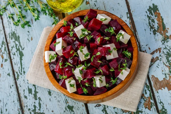 Свекольный салат и сыр фета — стоковое фото