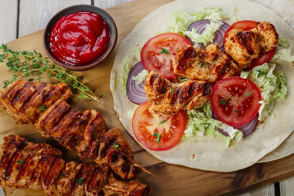 Shawarma de pollo a la parrilla con salsa —  Fotos de Stock