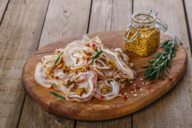 Dijon hardal ile domuz kulakları füme