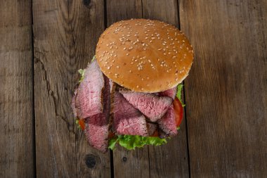 Etli hamburger sandviç ahşap yüzeye