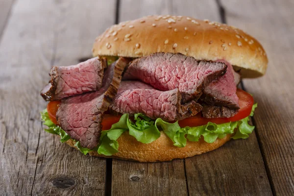Marhahúsos fafelületre hamburger szendvics — Stock Fotó