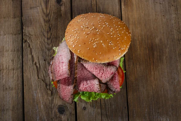 Etli hamburger sandviç ahşap yüzeye