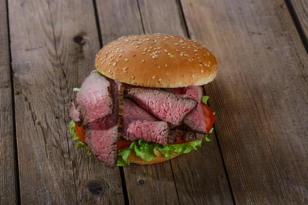 Смажений бутерброд з яловичини на дерев'яній поверхні — стокове фото