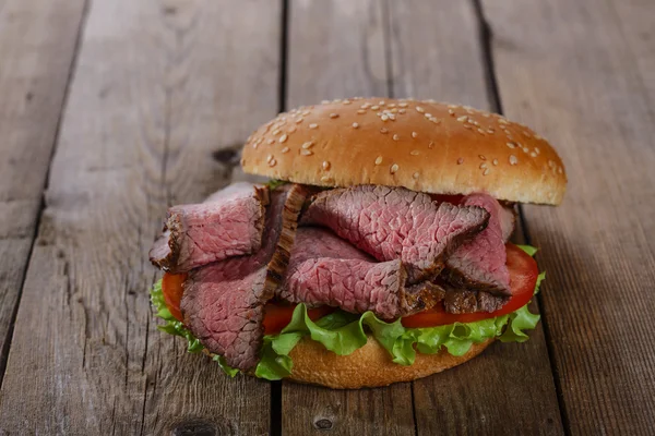 木质的表面烤牛肉汉堡三明治 — 图库照片