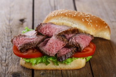 Etli hamburger sandviç ahşap yüzeye