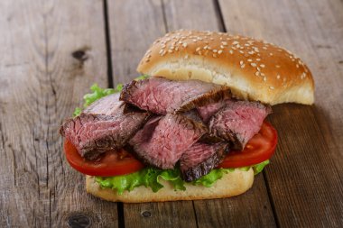 Etli hamburger sandviç ahşap yüzeye