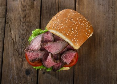 Etli hamburger sandviç ahşap yüzeye