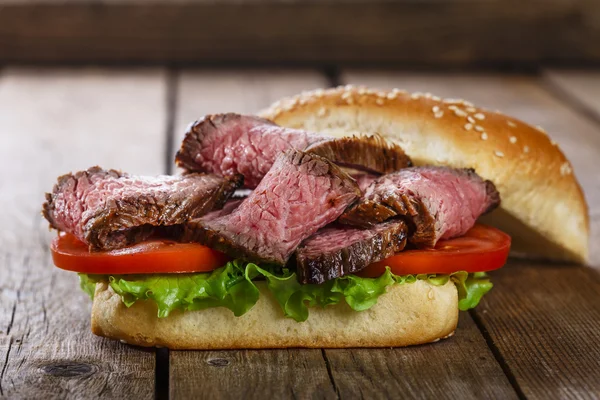 Marhahúsos fafelületre hamburger szendvics — Stock Fotó