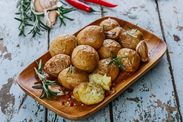 Pommes de terre cuites entières dans leur peau au romarin et à l'ail — Photo