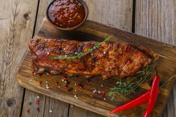 Gebakken varkensvlees ribben op het bord — Stockfoto