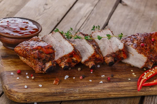 Costolette di maiale al forno sulla tavola — Foto Stock