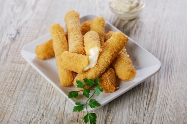 Kızarmış mozzarella peynirli çubuk tava