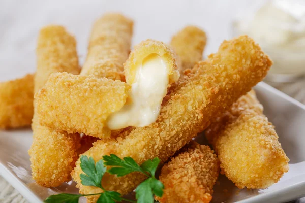 Kızarmış mozzarella peynirli çubuk tava