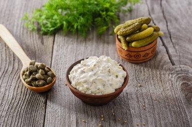 Tartar sosu bir ahşap yüzey bir sos teknede