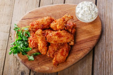 Kırmızı baharatlı sos hırpalanmış tavuk kanatları