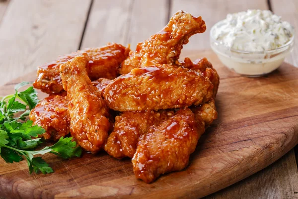 Battered chicken wings in red spicy sauce — Stock Photo, Image