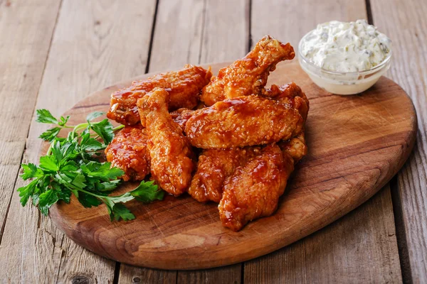 Battered chicken wings in red spicy sauce — Stock Photo, Image