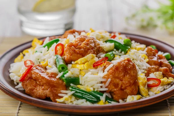 Nasi goreng dengan telur dan ayam — Stok Foto