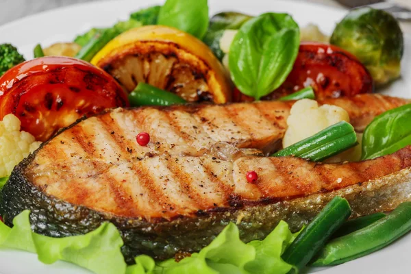 Steak grilled salmon with vegetables on a plate — Stock Photo, Image