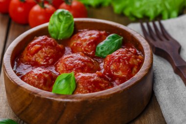 Domates soslu köfte.