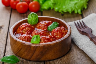 Domates soslu köfte.