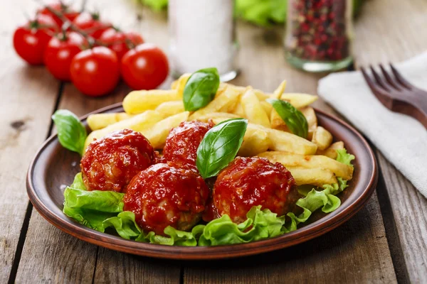 Frikadellen in Tomatensauce mit Pommes frites — Stockfoto