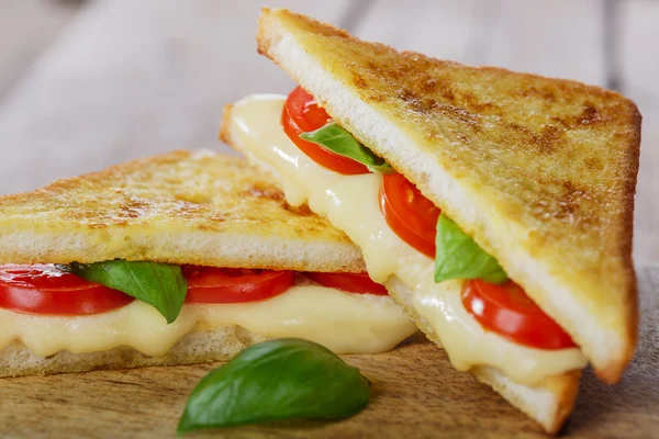 Смажений тост сендвіч з моцарелою та вишневими помідорами — стокове фото