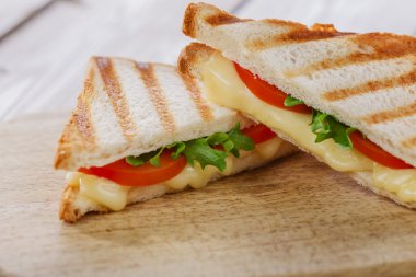 Domates ve peynir ile sandviç ekmeği ızgara