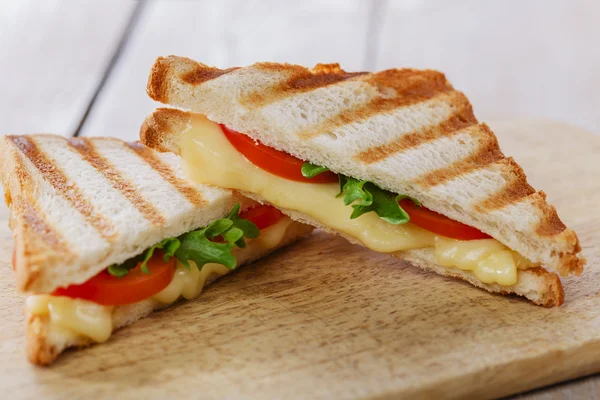 Сендвіч тост на грилі з помідорами та сиром — стокове фото