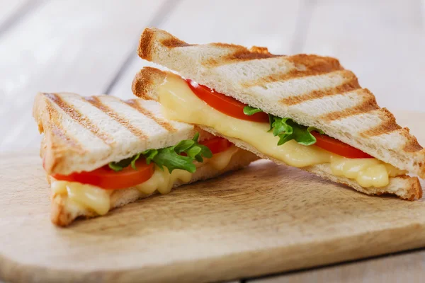 Στη σχάρα σάντουιτς τοστ με ντομάτα και τυρί — Φωτογραφία Αρχείου