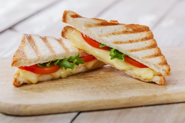 烤西红柿和奶酪的三明治烤土司 图库图片