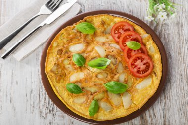 Patates omlet bir tabakta domates ile