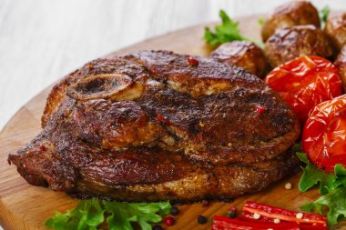 Kavrulmuş patates ile kemik omzuna domuz eti