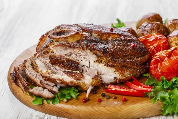 Geroosterd varkensvlees schouder op de bone met aardappelen — Stockfoto