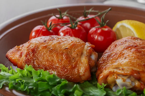 Baked chicken thigh with cherry tomatoes and lemon — Stock Photo, Image