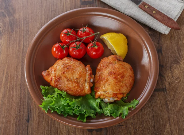 Coxa de frango assada com tomate cereja e limão — Fotografia de Stock